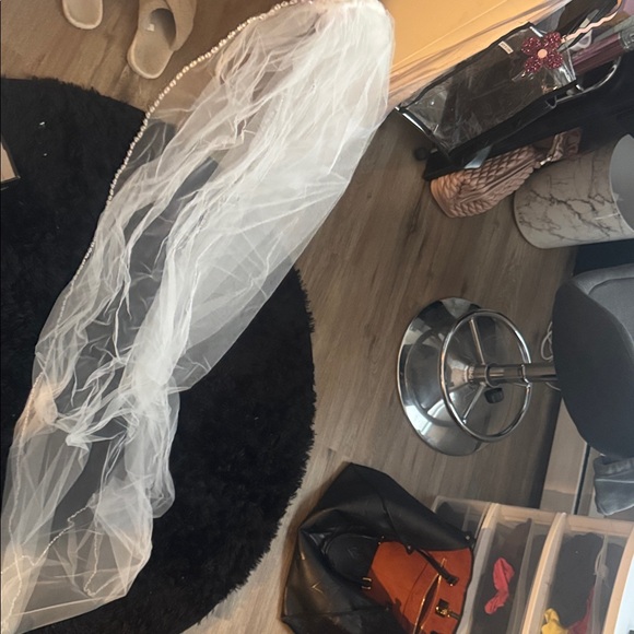 Elegant White Bridal Veil with Pearl Accents - Picture 4 of 4